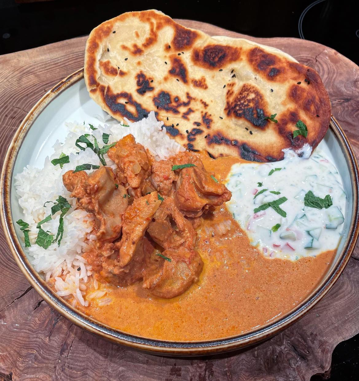 Butter Chicken med naan, raita og ris Gastrofar